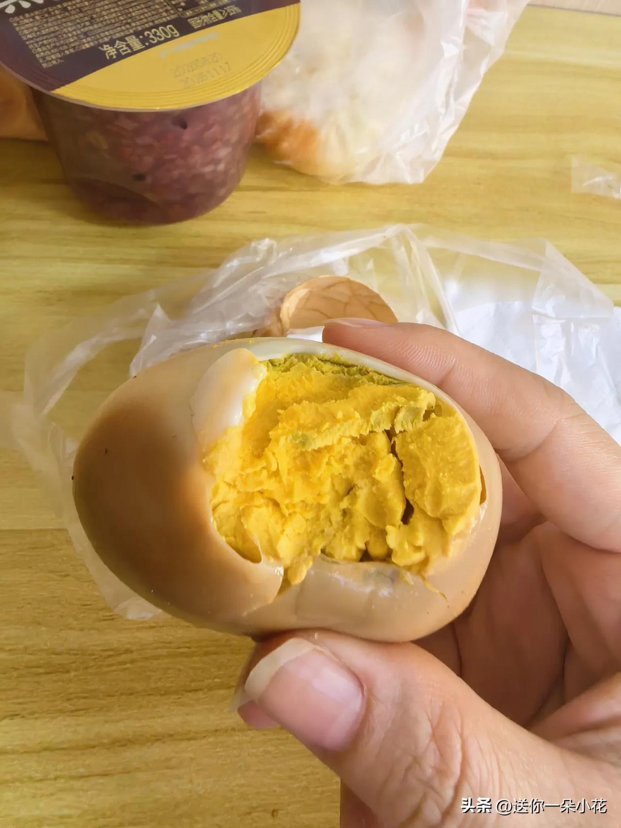 早上出去办事，没吃早饭，在诸葛亮中学旁边的一家早餐店买到了一颗特别大的鸡蛋。一打