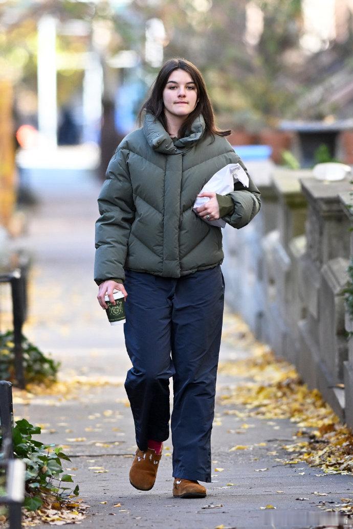 阿汤哥女儿近照  阿汤哥女儿被指身材走样  近日，外媒捕捉到阿汤哥女儿舒莉近照，