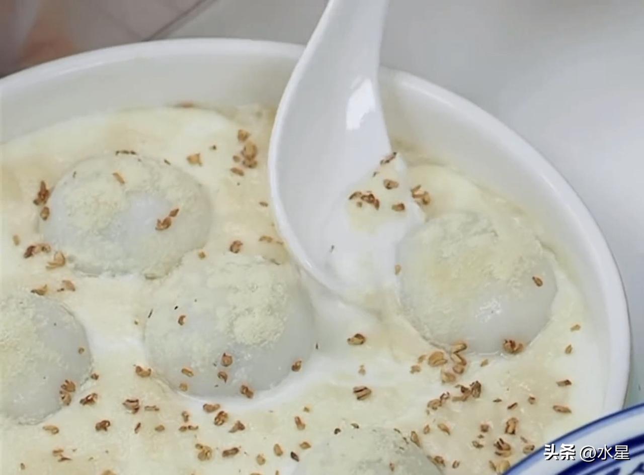 于姐的“黑暗料理”酸奶汤圆
获得了潇潇的好评[偷笑]
这要是董宇辉在，肯定会说