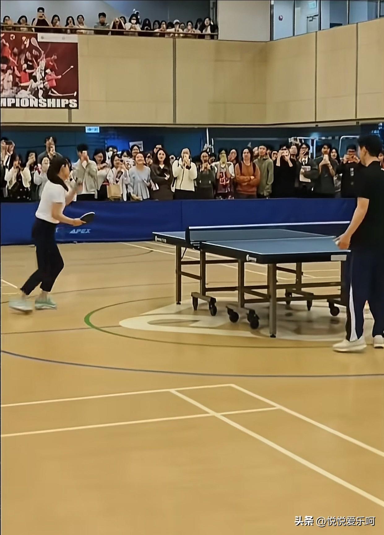 郭晶晶和马龙在香港理工大学表演乒乓球比赛。郭晶晶不愧是运动员出身，虽然生过三个孩