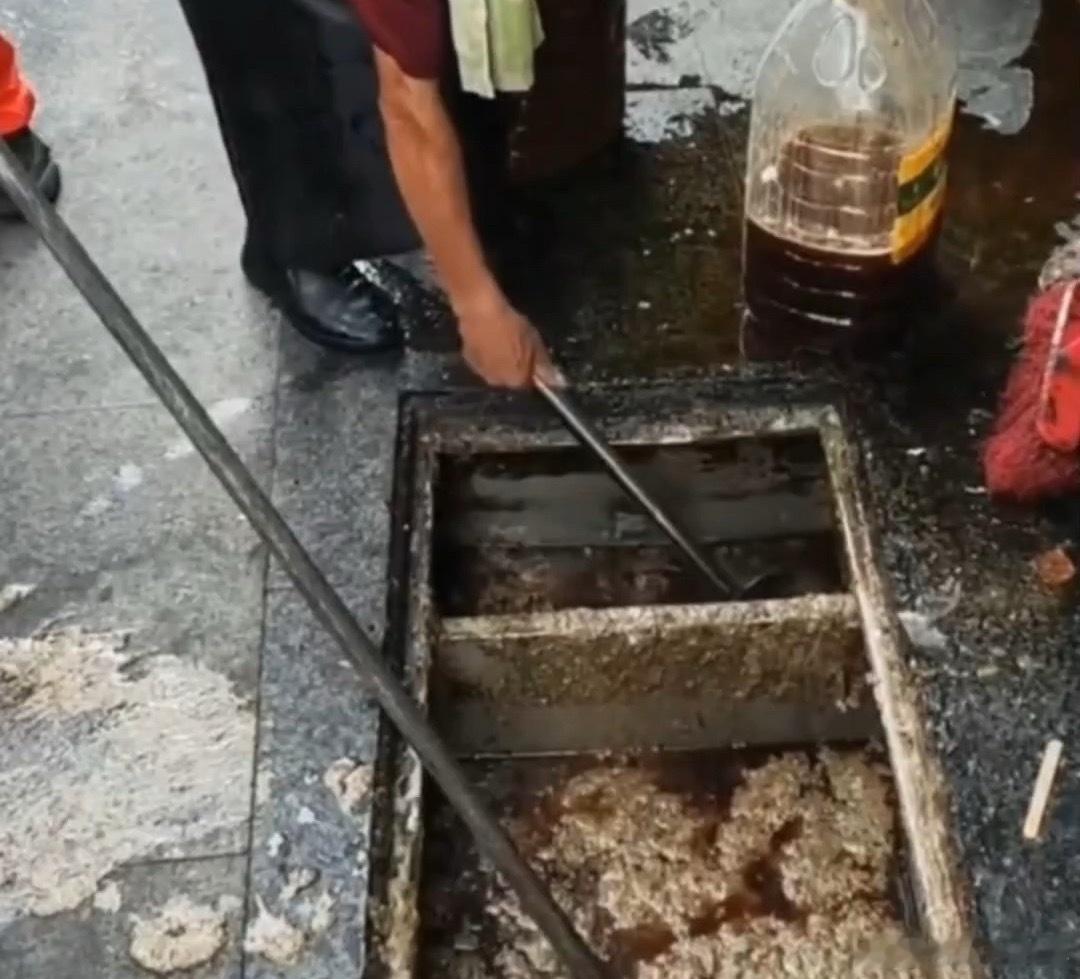 网友为鸡排哥的用油吵翻了天给用家用标准的油还啥了，不要挑刺了，如果说觉得这个还不