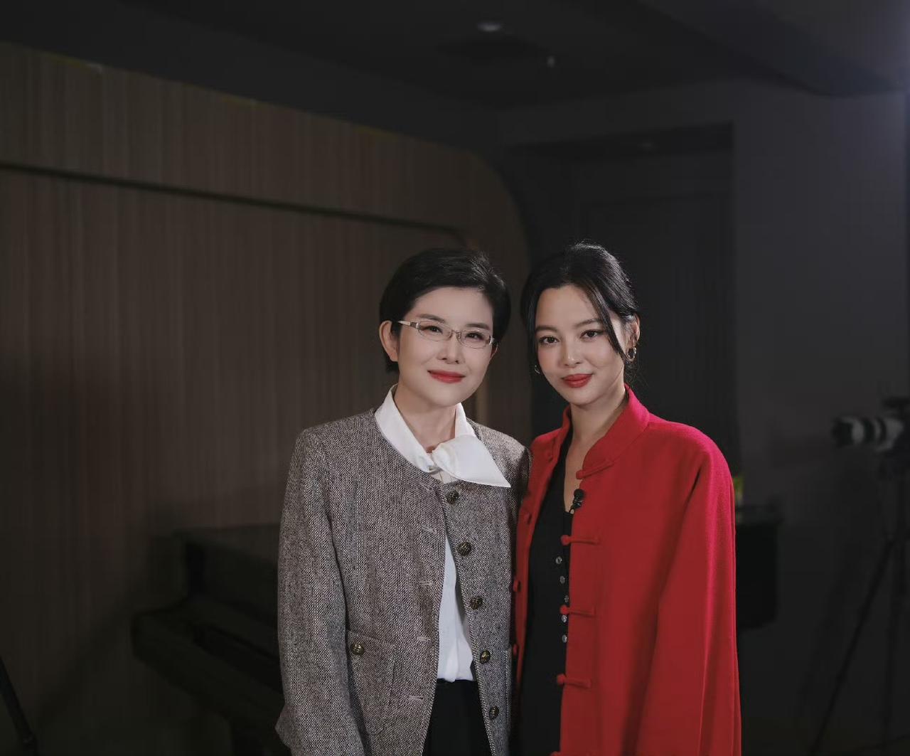 辛芷蕾和主持人王宁的同框合影也太养眼了吧……

她们俩的同框，给我们展示了一种很