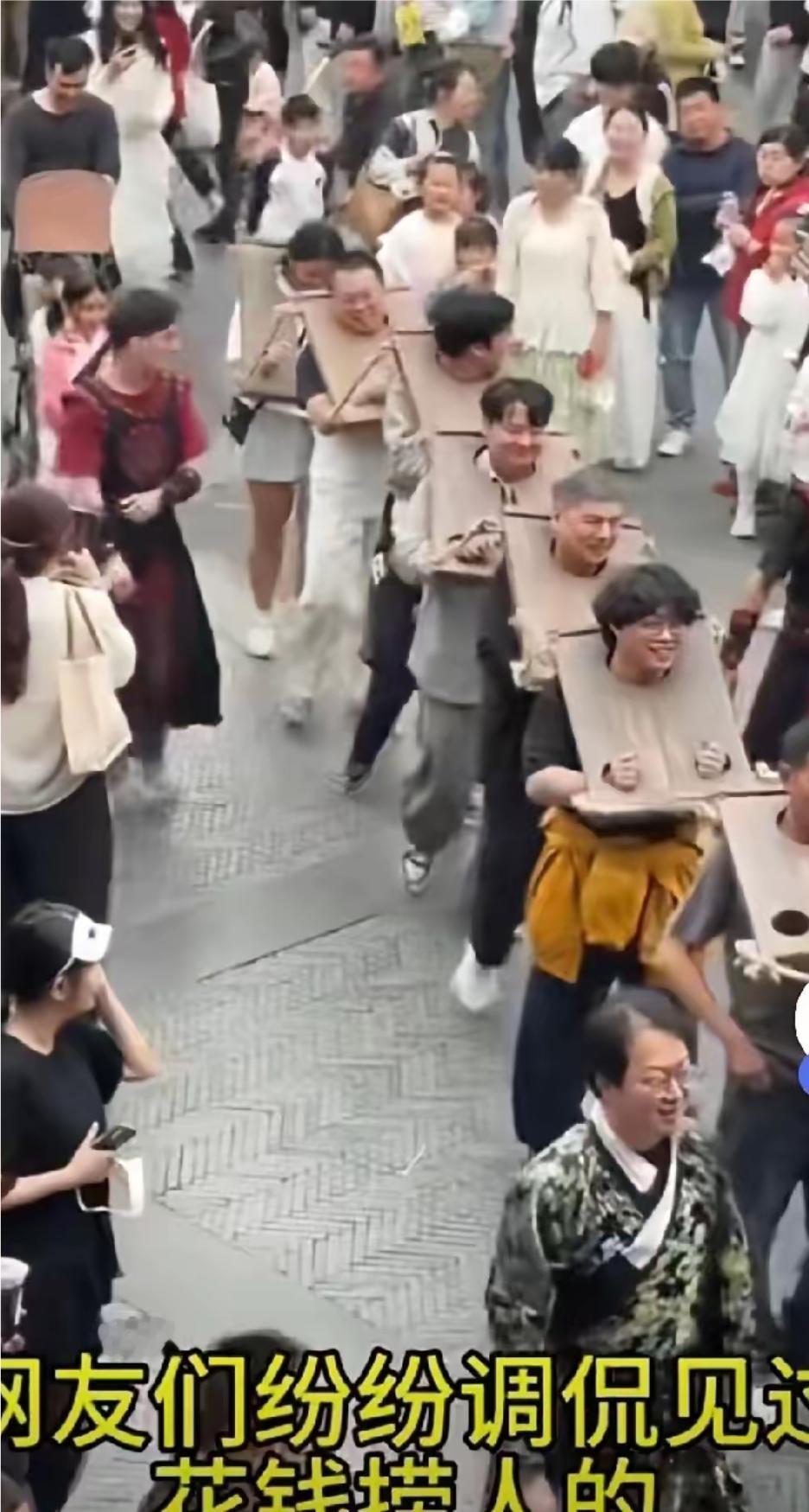 现在的人，真是会玩，看看某景区的新花样，游客竟然可以体验古代，戴夹板，坐囚车的滋