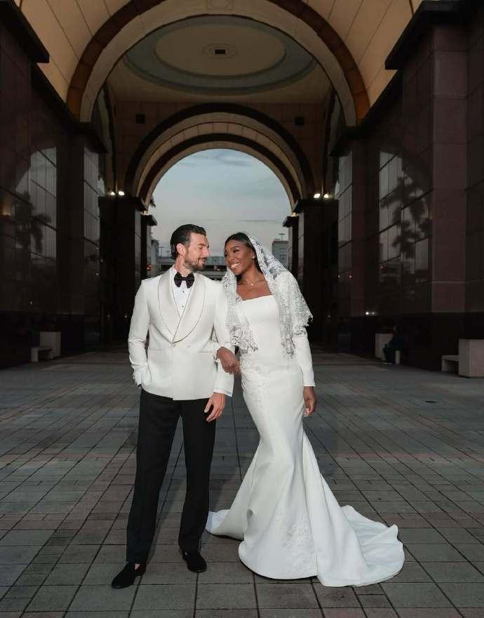 41岁，第一次结婚，还不退役。
她把请柬裁到只剩亲友名单，在佛罗里达完成了仪式。