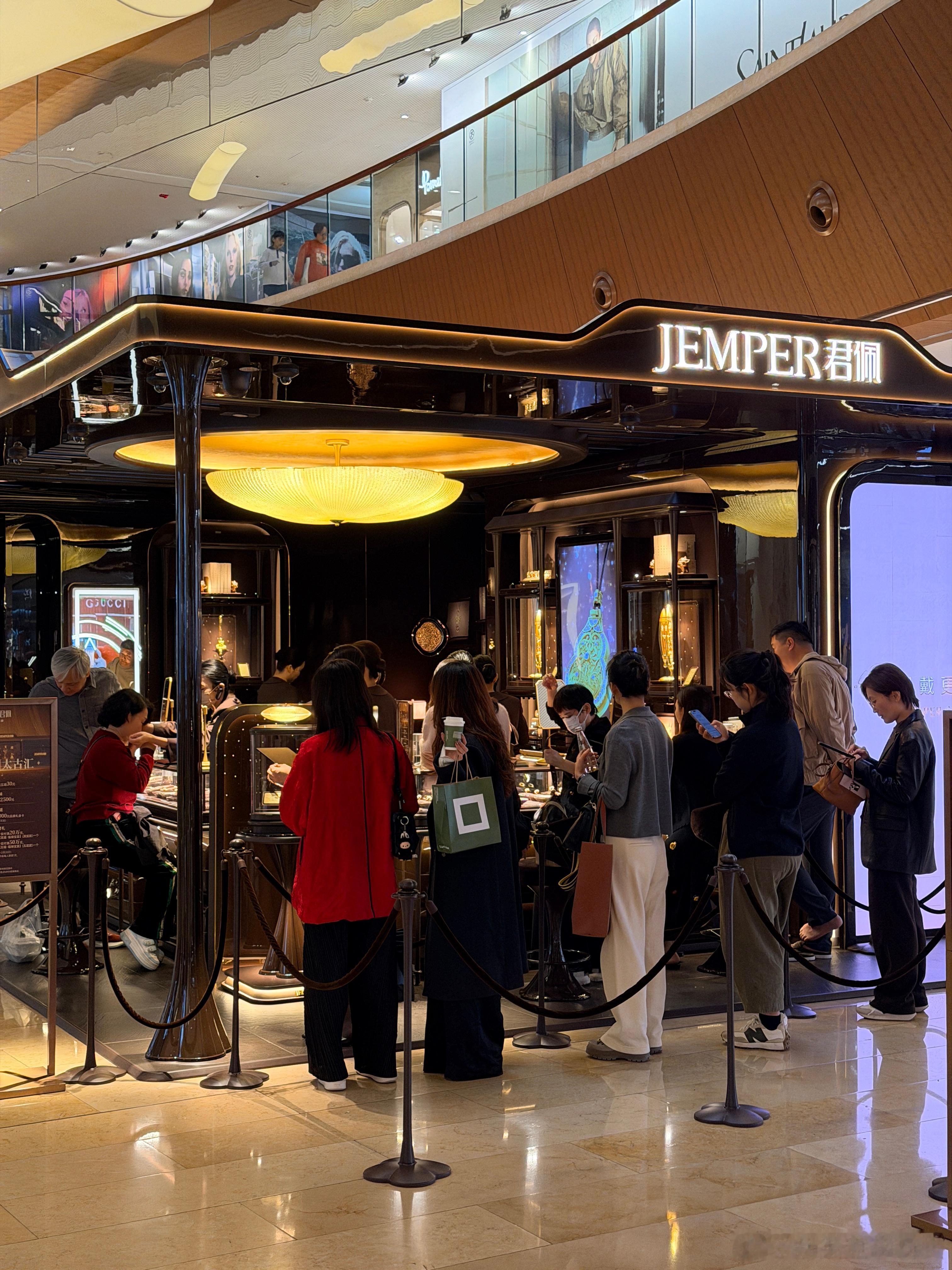 最近金价火爆，金器店也是门庭若市～但是行情炒高了再来加入的，被埋的几率很高，这不