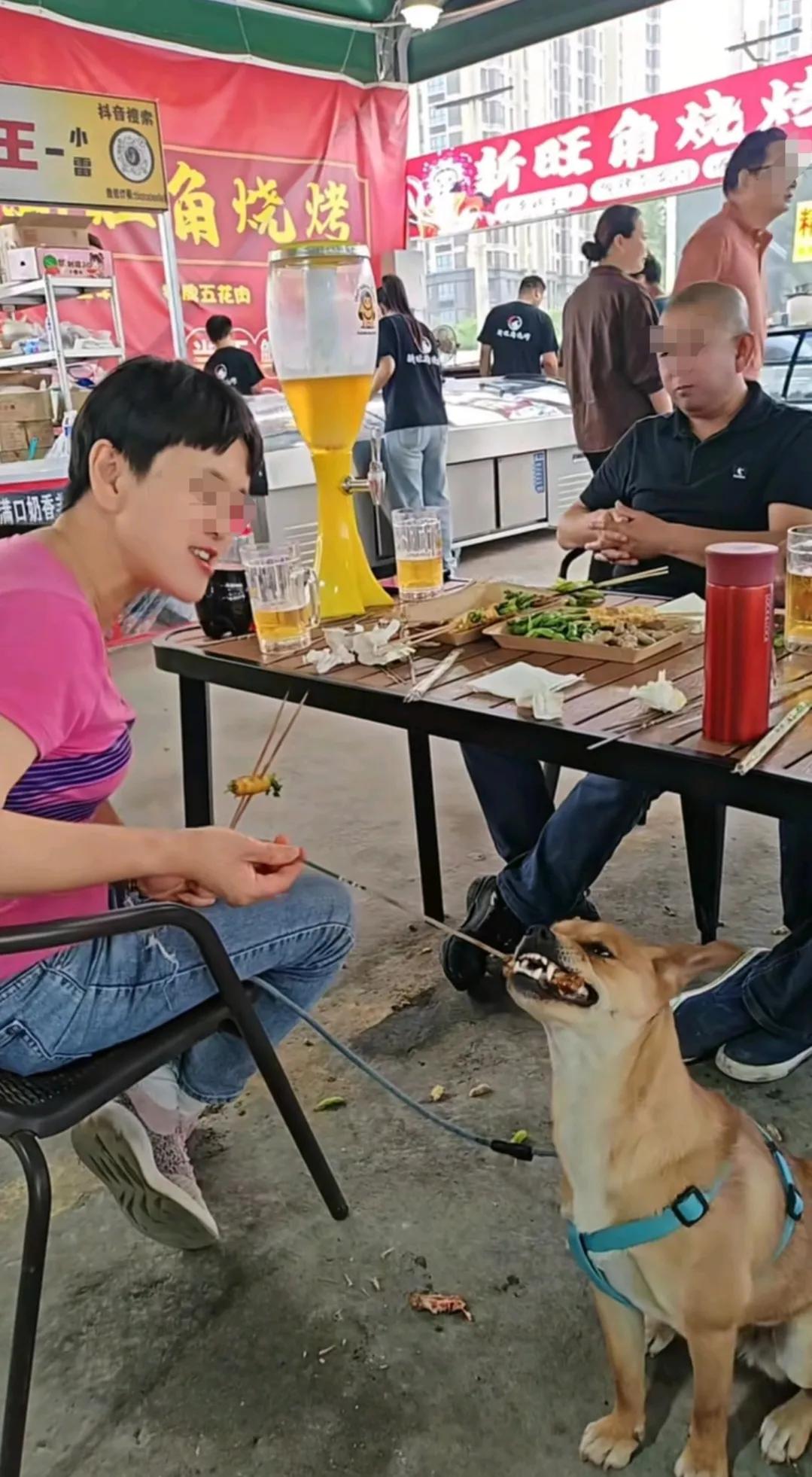 6月1日，北京朝阳。网友发布视频，女子一行数人带狗到某烧烤店就餐，期间将带铁签子