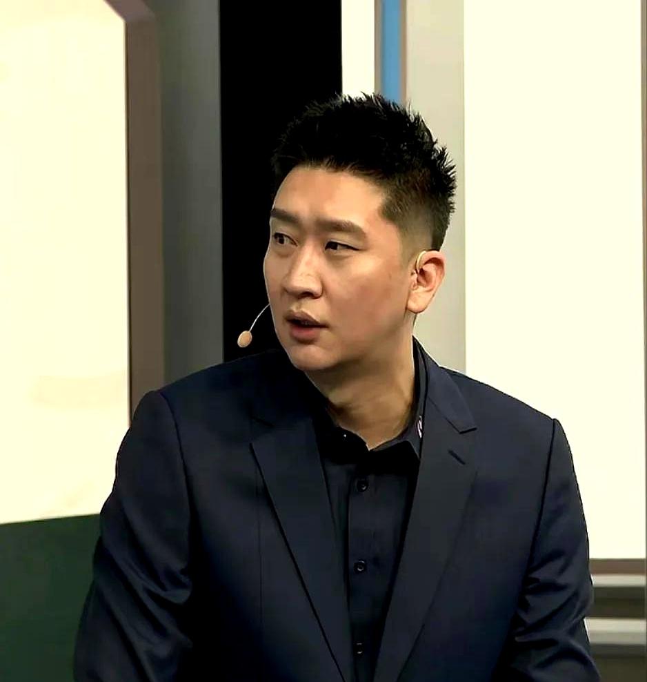 其实我觉得孙悦同意在北控队退役球衣绝对是个错误的决定。
 

北控队拿着孙悦那两