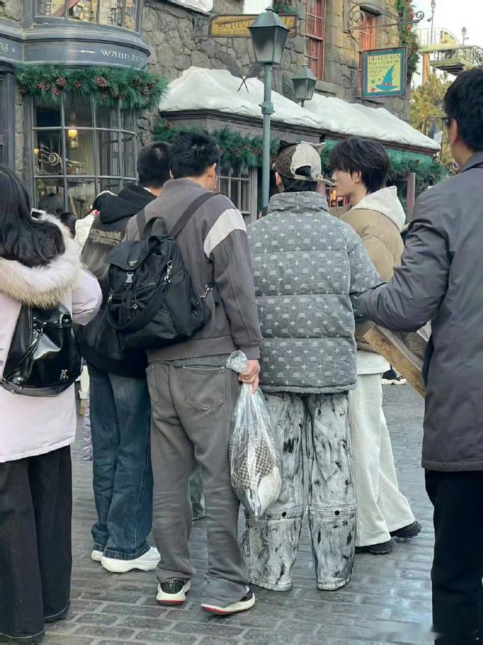 左航苏新皓环球影城偶遇左航苏新皓游环球影城 惊喜偶遇现场！左航苏新皓现身环球影城