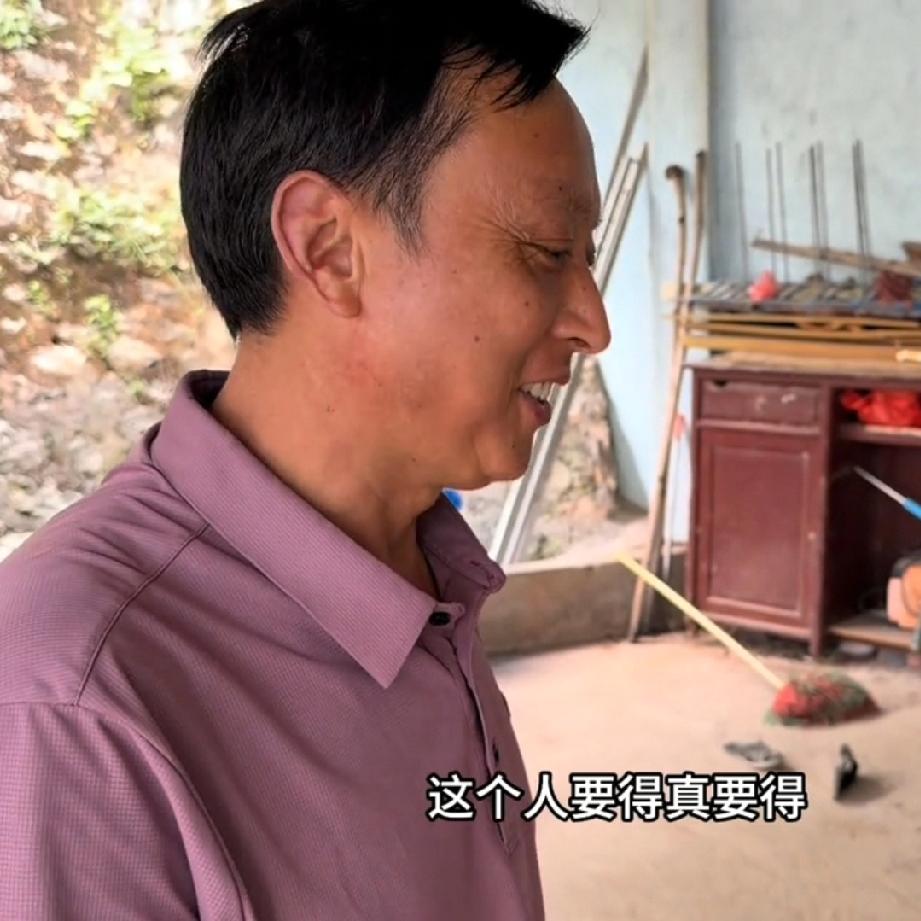 大师傅终于回来了，又开始在小松建民宿的工地砌砖，这令大家都很安心。
大师傅是小松