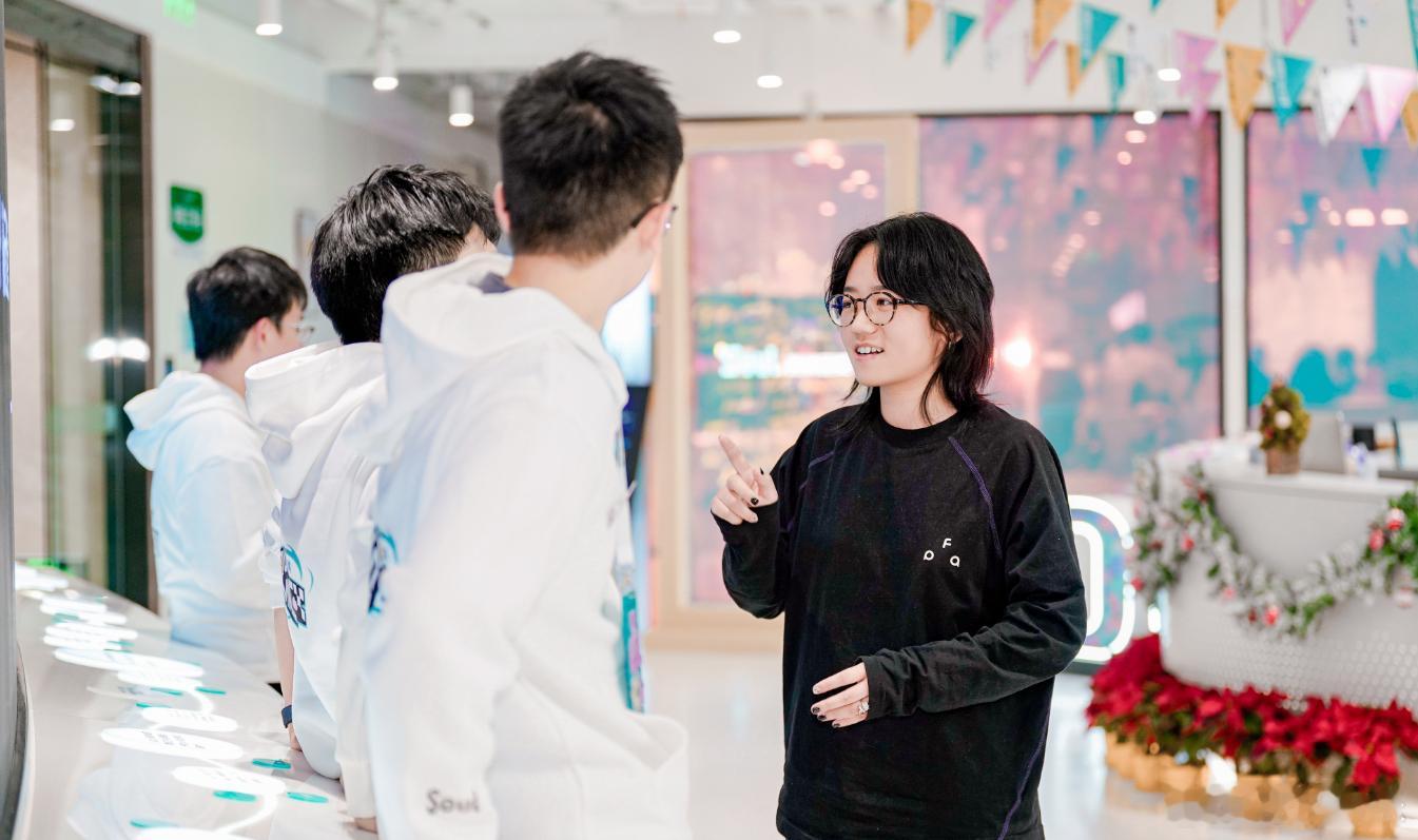 大学生社交清单里多了个AI搭子玩AI这届大学生是认真的在这项比赛中，我们看到的不