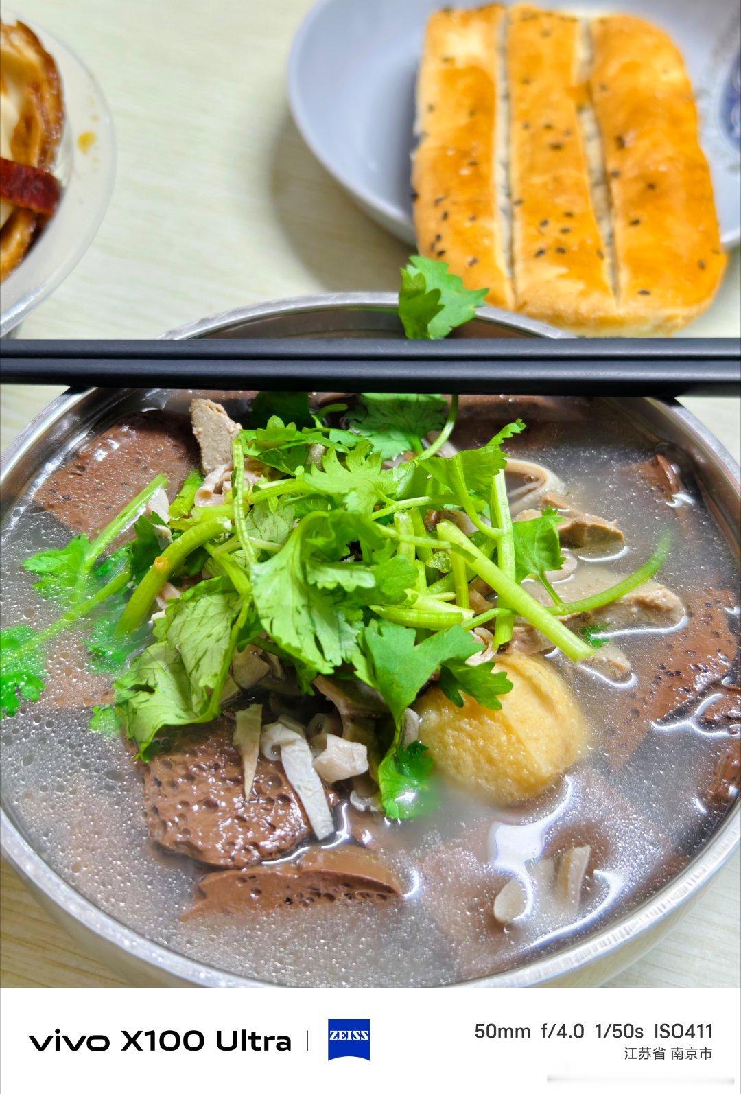 记录一下这两天在南京吃的美食！鸭血粉丝汤✅｜南京烤鸭✅｜牛肉锅贴✅小馄饨✅｜盐水