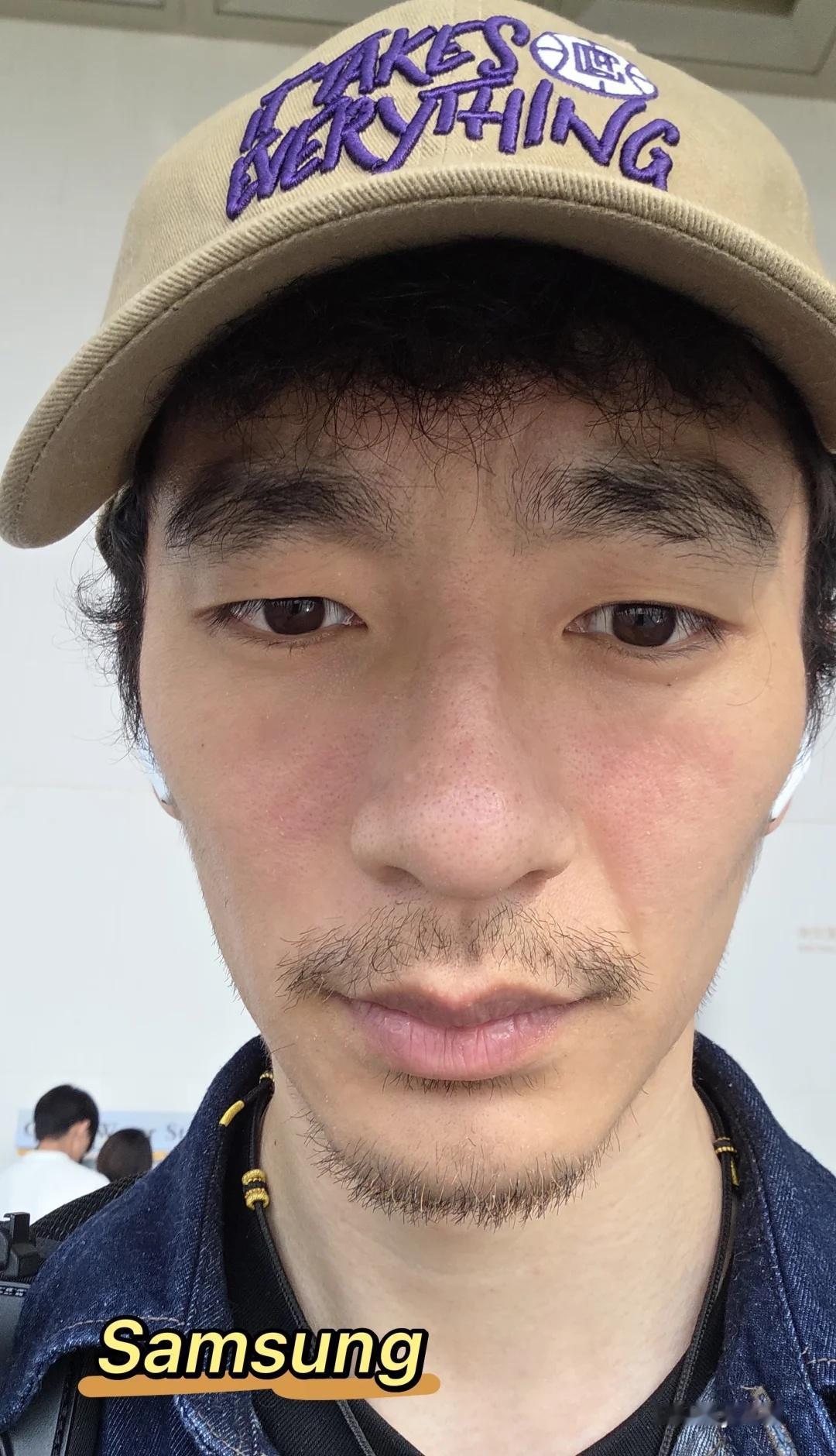 安卓vs iPhone
哥今天素颜出镜，中秋节还要加班场，真不中嘞😭安卓和苹果