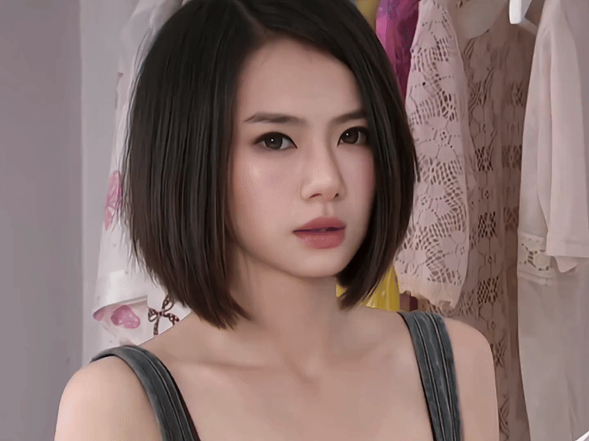 戚薇真的把自己做成AI了戚薇不光主演AI漫剧，还全程参与制作。《末日盛夏》现已开