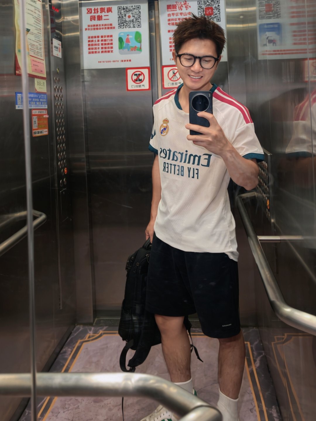 早啊各位！周一OOTD，这赛季的球衣真帅啊[嘻嘻] ​​​