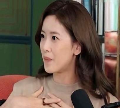 章泽天这播客首秀，流量爆了，场面却尬穿地心。

80分钟的节目，在刘嘉玲价值数亿