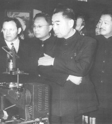 1958年4月，周恩来和贺龙在北京展览馆参观国际展览会展品