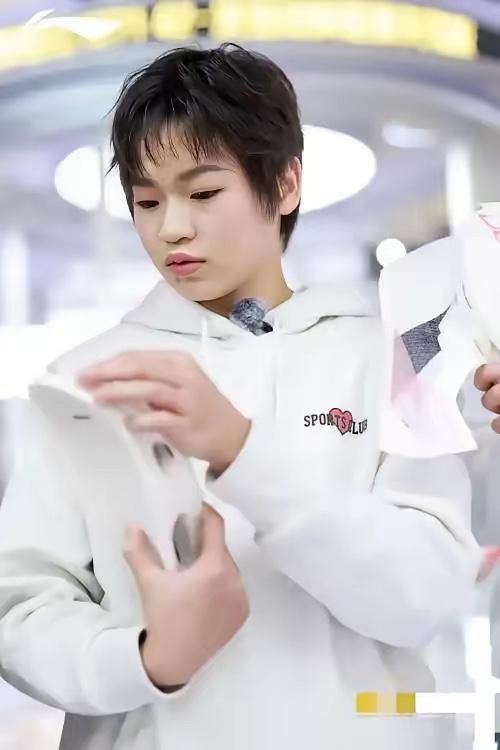 今天打开抖音看到全红婵采访谈及自己的体重，说自己是奥运会后一个多月来例假发生变化