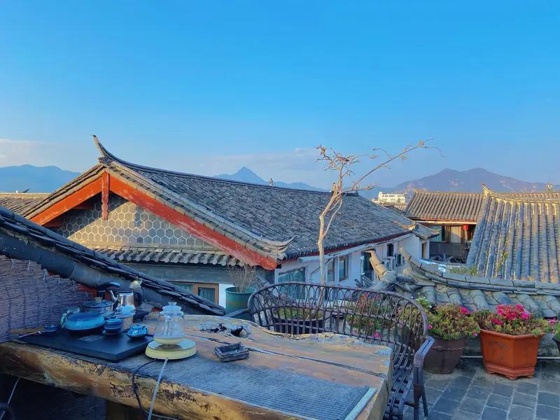 刚退房，民宿老板拦住我，严肃地说床单有大片污渍，要扣200清洁费。

我心里一惊