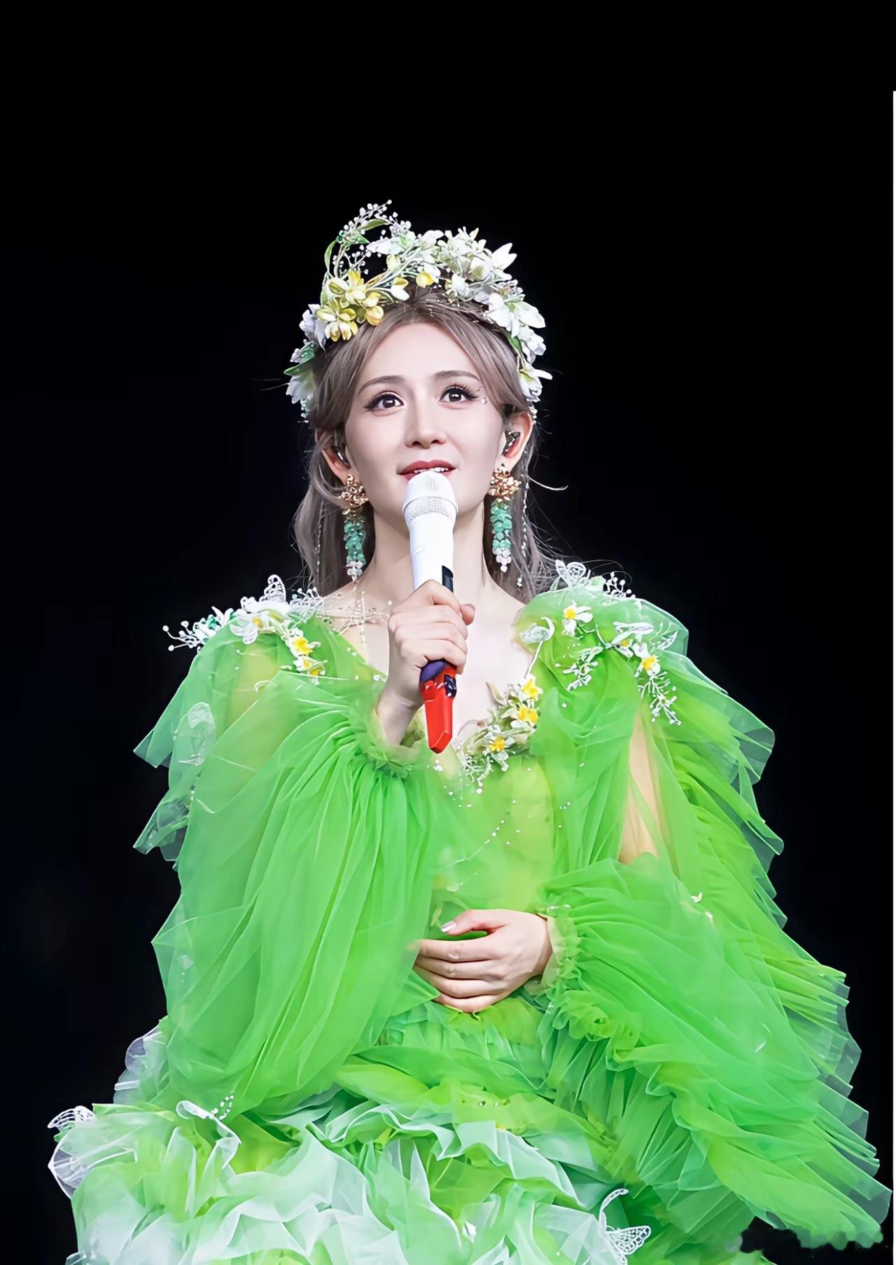 谢娜巡回演唱会的心愿，可能要泡汤了。不是没有粉丝买票，而是因为《人民日报》就谢娜