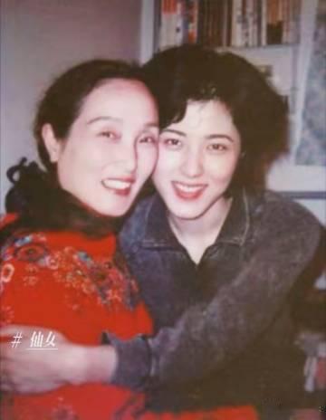 曾黎晒母亲1998年写给自己的信曾黎晒出多年前母亲的亲笔信，字里行间满是温柔牵挂