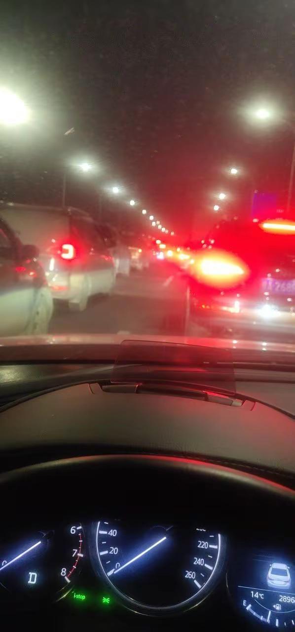 堵堵堵堵堵堵到什么时候！男的转身能解决问题，女的怎么办呀？我都有点冷了，憋尿憋得