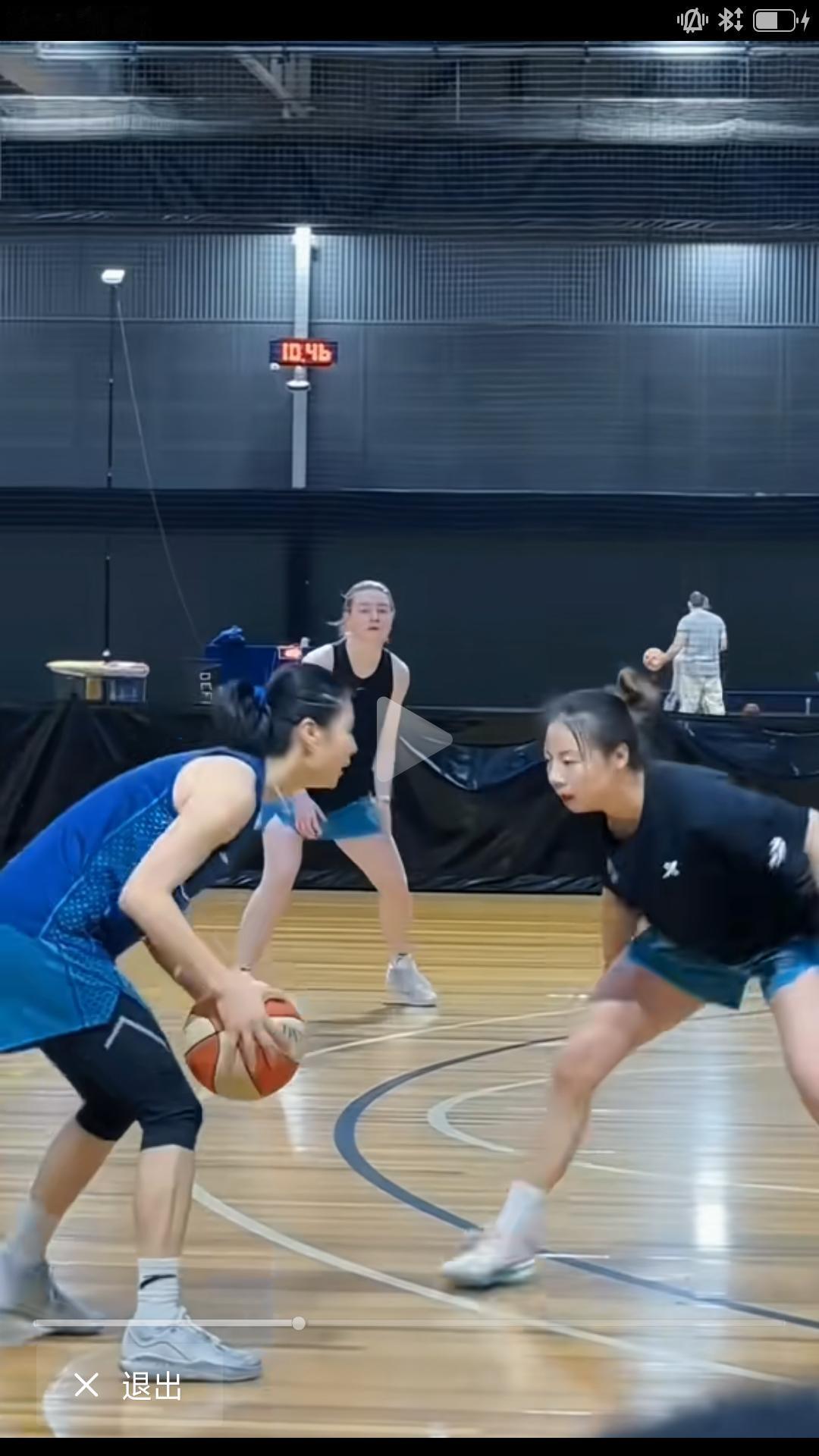【昨天中国女篮名将王思雨更新社媒，分享在墨尔本和俱乐部队友训练照片。虽然加盟飞人