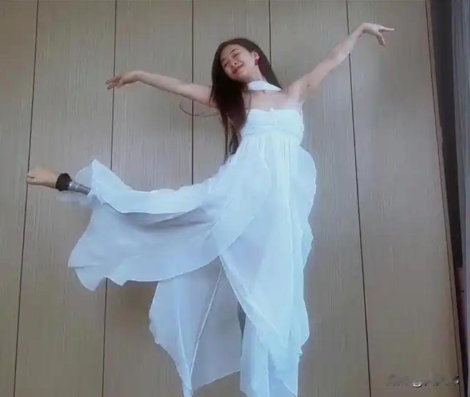 2008年，廖智在地震中失去了双腿，早已出轨的丈夫趁机离开了她，然而，身残志坚的
