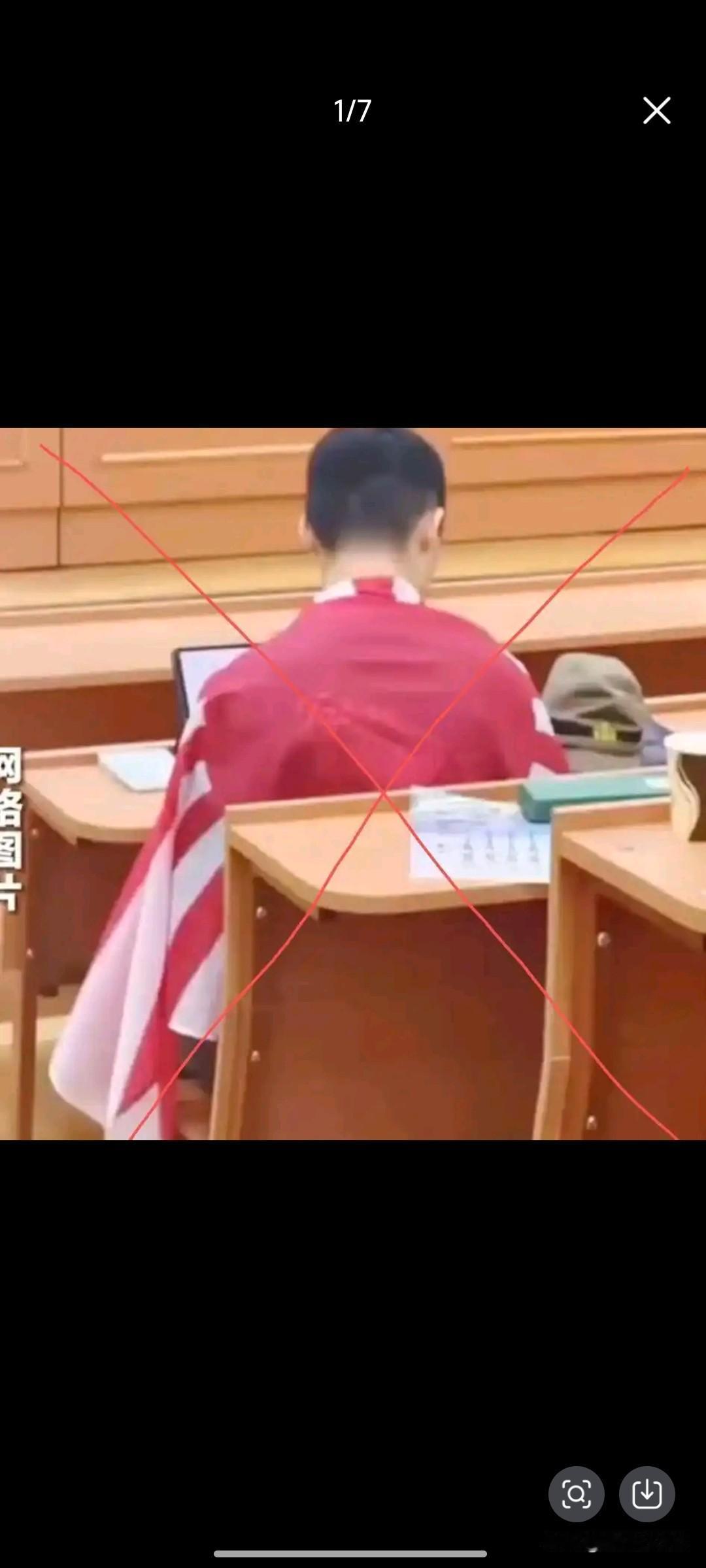 刚刚在某平台看到这样一件事
十月十四日在莫斯科大学，一个中国留学生，在课堂上身披