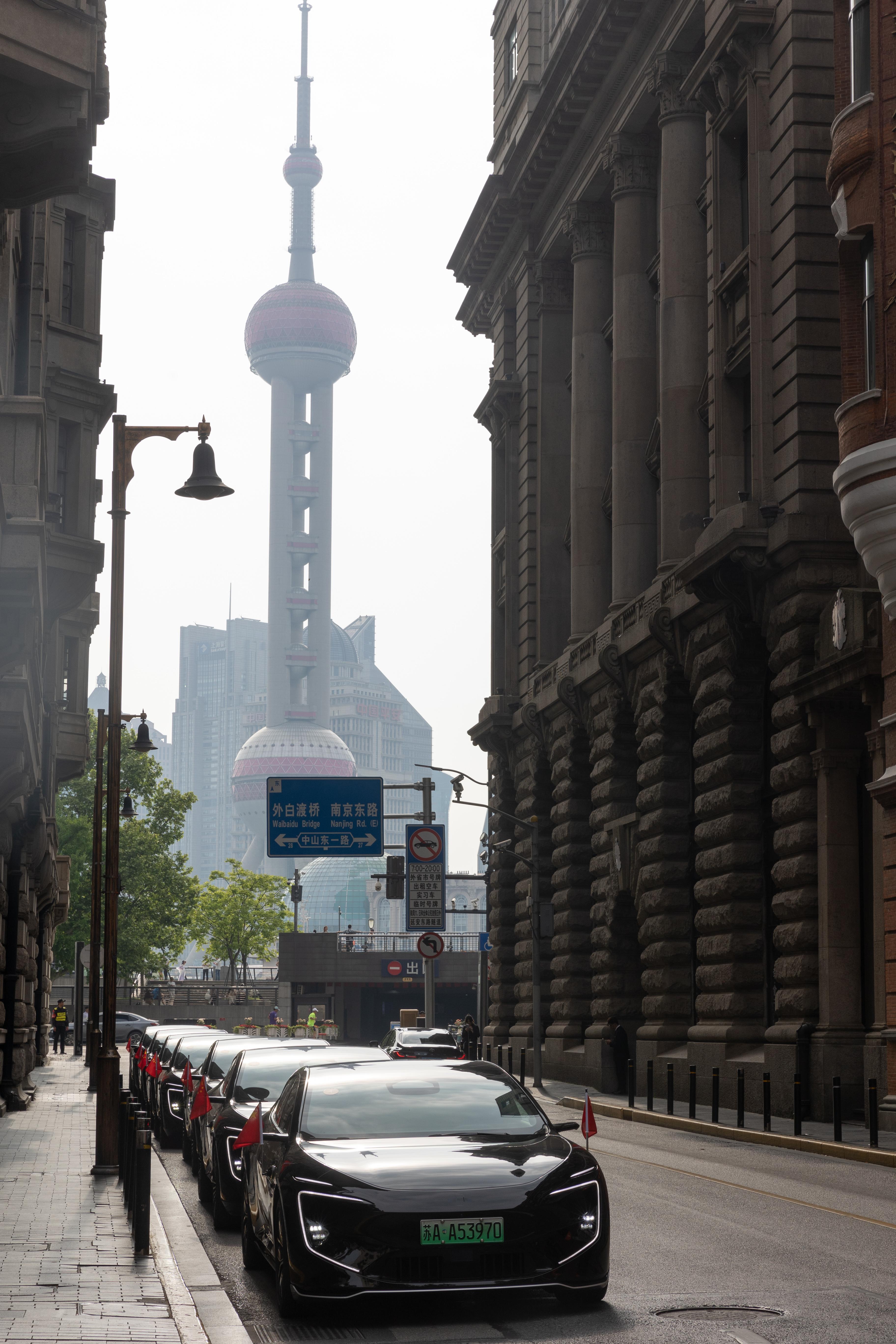 还得是上海，这阵仗的车队开道，假期第一天装了个巨大的！ 起猛了，一代人...