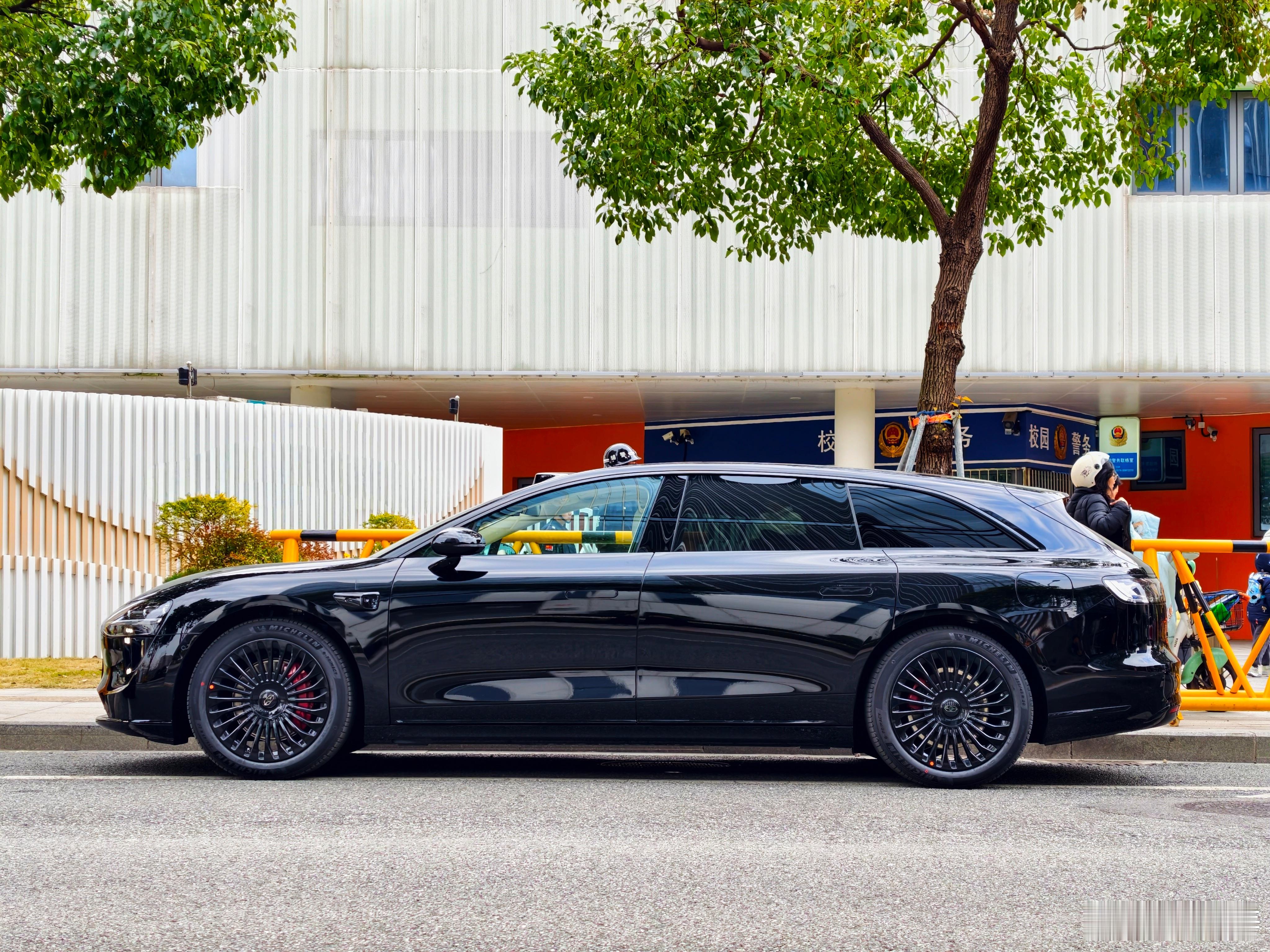 旅行车不旅行行不行？行啊！因为它每天还有接娃送娃的任务了。享界s9t 宁波