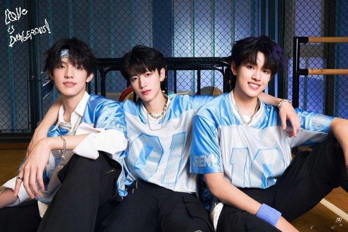 登陆少年蓝色球衣T   登陆少年蓝白球衣look  登陆少年蓝色球衣T，是蓝白球