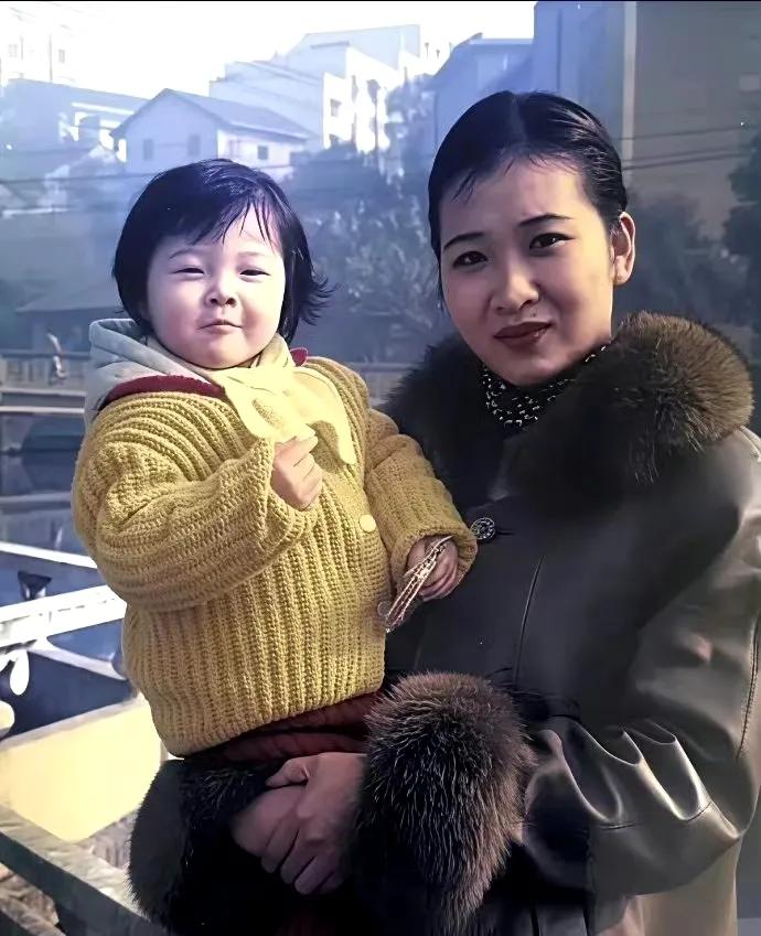 实话实说，吴燕妮的妈妈挺漂亮，颜值不输娱乐圈女明星！

吴燕妮应该没有人不认识吧