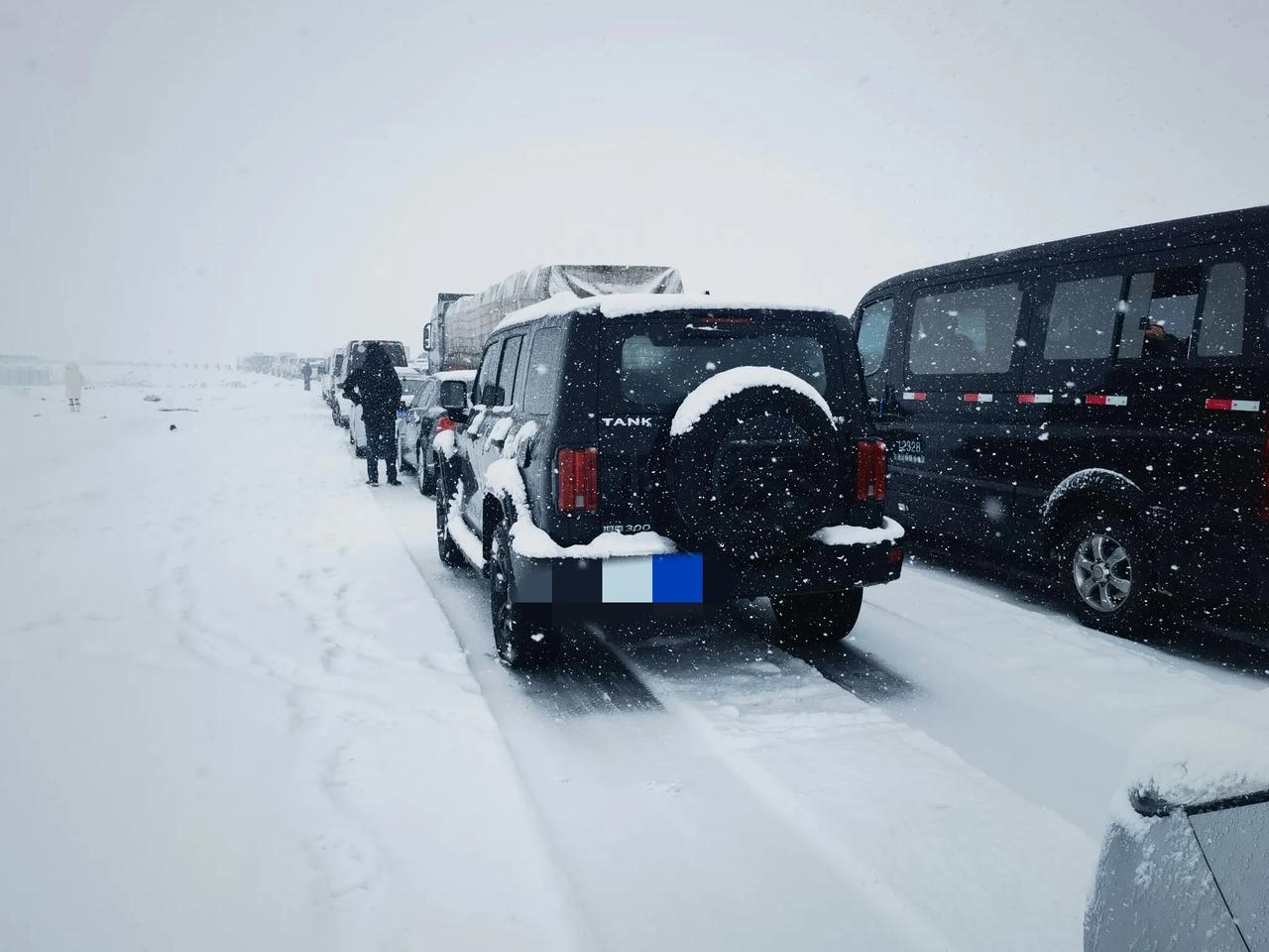 阿勒泰下大雪了！路遇大雪封路！乌阿s21高速福海段中午两点多开始下大雪，走到福海