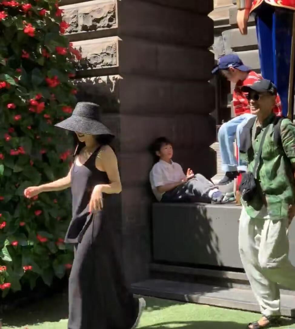 张嘉倪因为看某秀没在娱乐圈工作一年多了，这次被偶遇带娃去墨尔本度假，还是很惬意啊