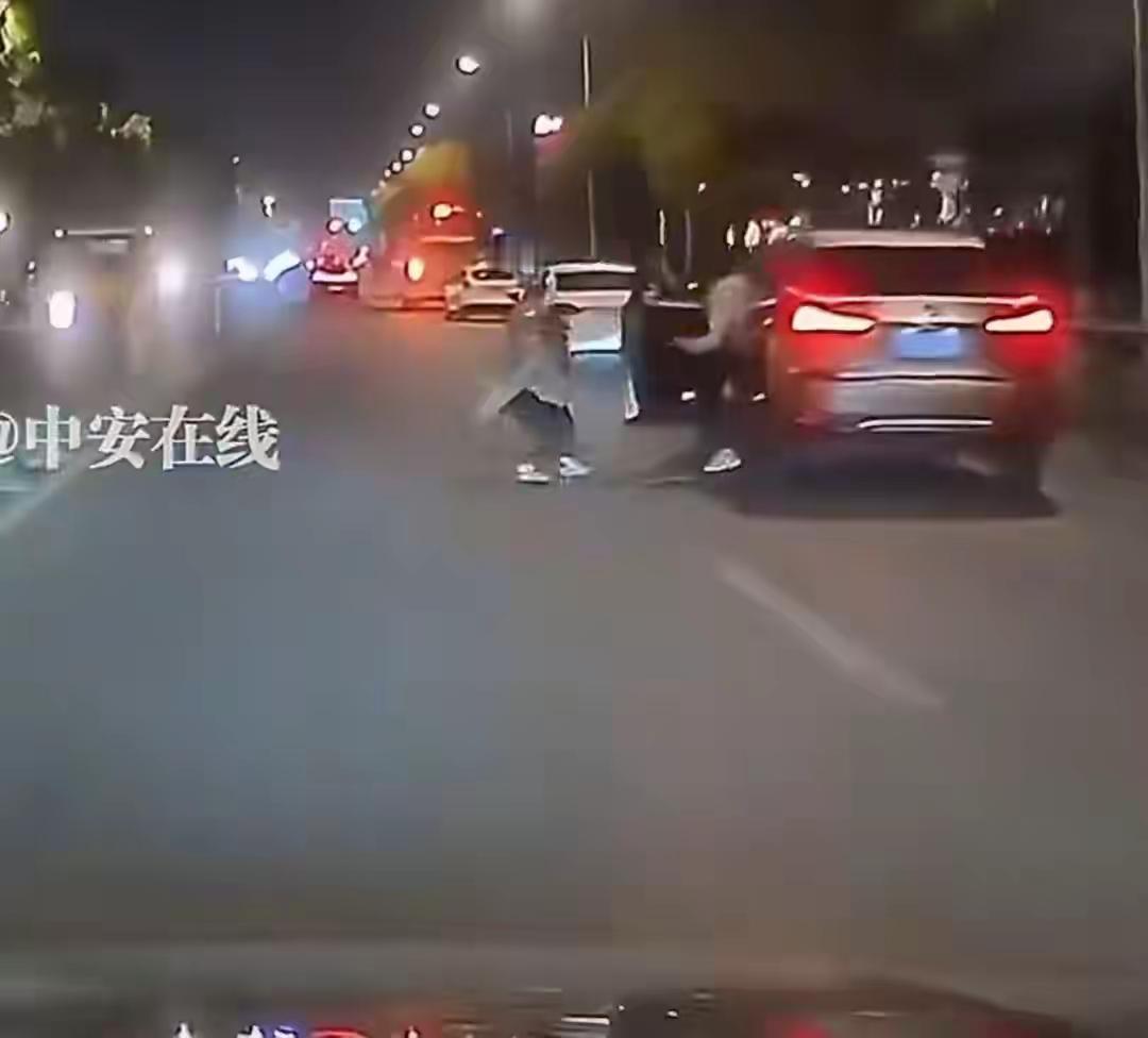 一女子将孩子推入车流，男子开车经过时差点碾压到孩子，气愤鸣笛质问女子“你想干嘛！