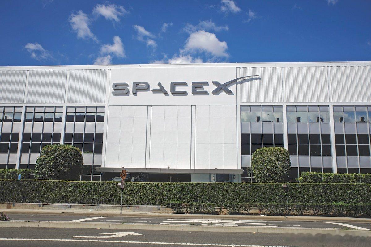 太疯狂了：SpaceX 即将上市，估值约为 1.8 万亿美元。去年营收：187 