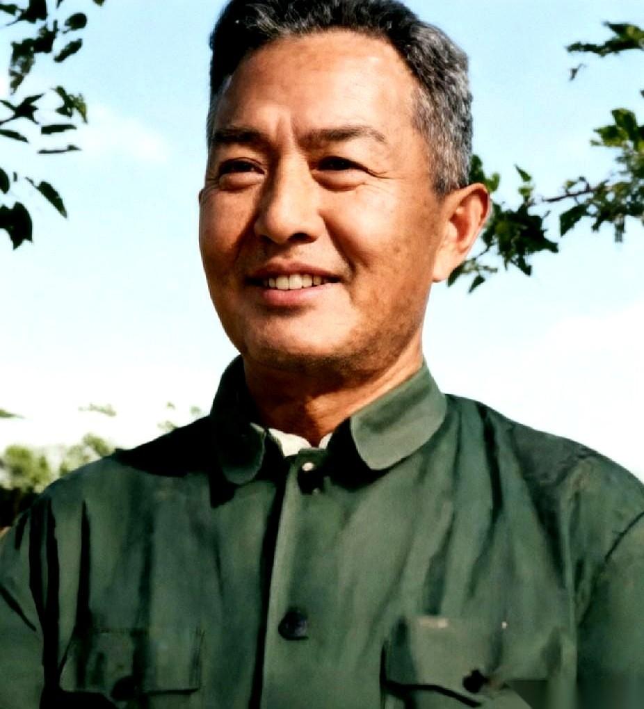 手里攥着八万红军的调令，部下里站着日后名震天下的开国元帅与将军。在那个炮火连天的