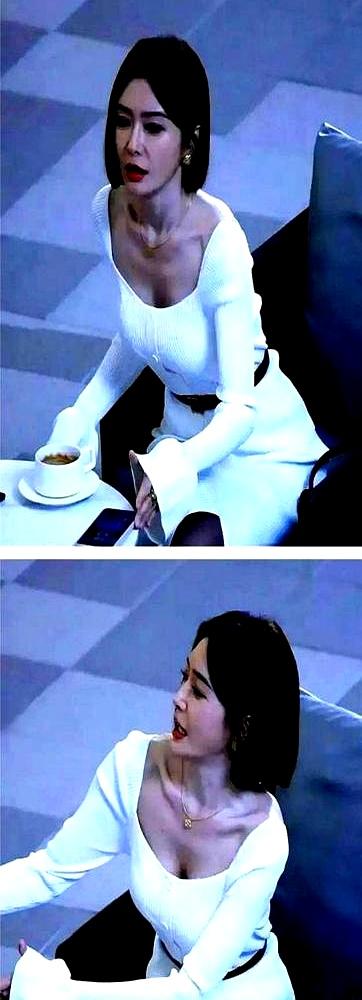 偷偷维系了600多天的地下恋情，最后同台只剩下那一秒的尴尬。
她起身去合影，经过