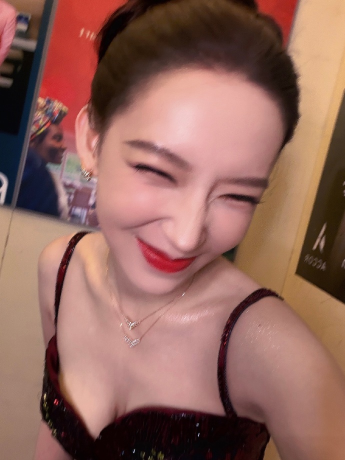 程潇爆闪酒红吊带裙穿搭介绍，这套穿搭选用浓郁醇厚的酒红色亮片吊带裙，细黑吊带设计
