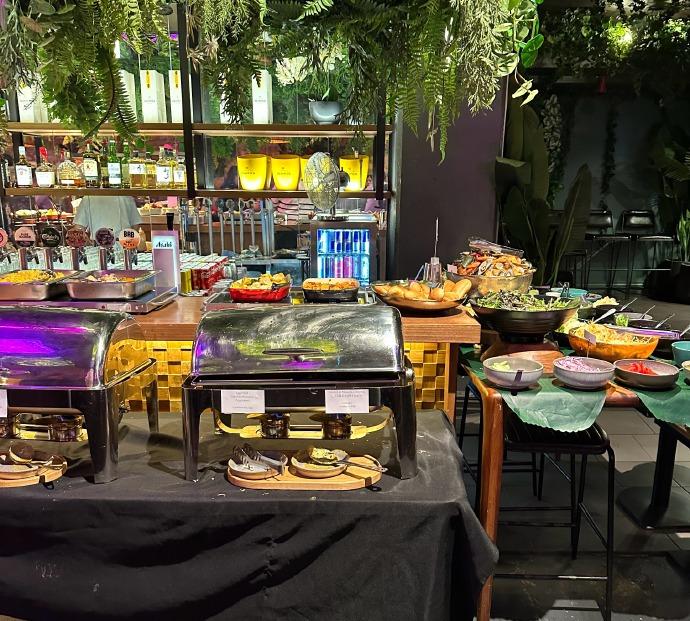 今晚真是喝嗨了的一夜！庆祝朋友闪亮的 23 岁，也想起我在新西兰那两年半的日子。