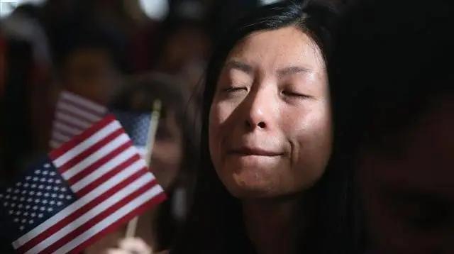 一位美国华人表示，华人精英移民到美国之后，不出两代，基本上都成为普通人。
 
华
