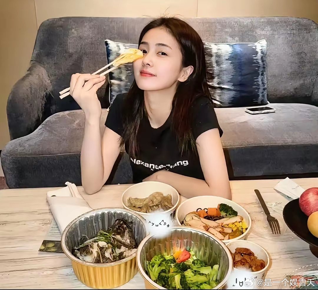 大明星人前显贵背后就要受罪不信你看看白鹿的午餐就明白了。素颜出镜的白鹿正用筷子夹