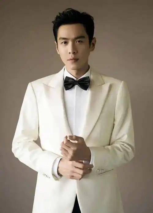 演员张若昀苦笑着说：“我小时候就没怎么见过我爸妈，他们很早就离婚了，爸爸忙工作，