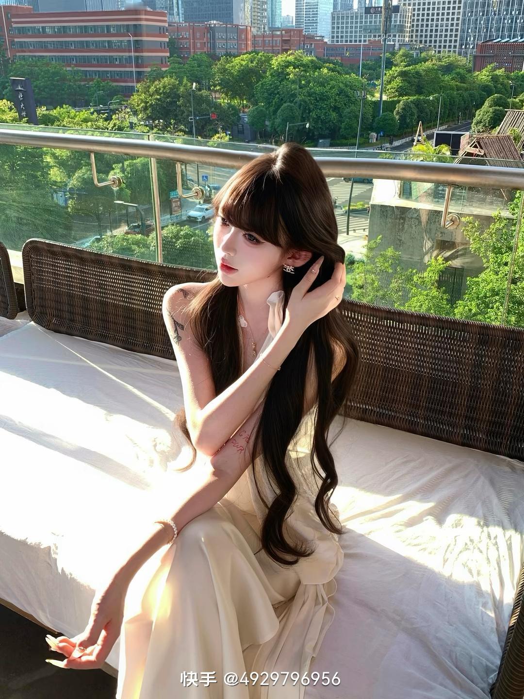 阳光洒在窗台，少女轻抚耳畔，城市绿意盎然。