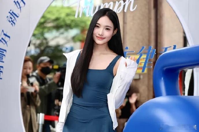 Lily回应小S拿金钟奖Lily说具俊晔每周都去S家吃饭 据台媒，Lily许韶恩