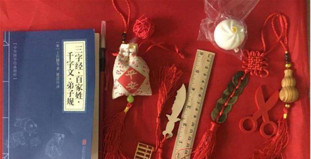 雍正一岁的抓周，握着毛笔胡乱写了个字，康熙看到后脸色瞬变！
说起抓周，咱们老百姓