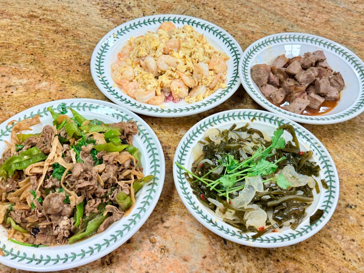 这些天身边不少故事让我唏嘘。突然想到叔本华的两句话，深以为然。叔本华在《人生的智