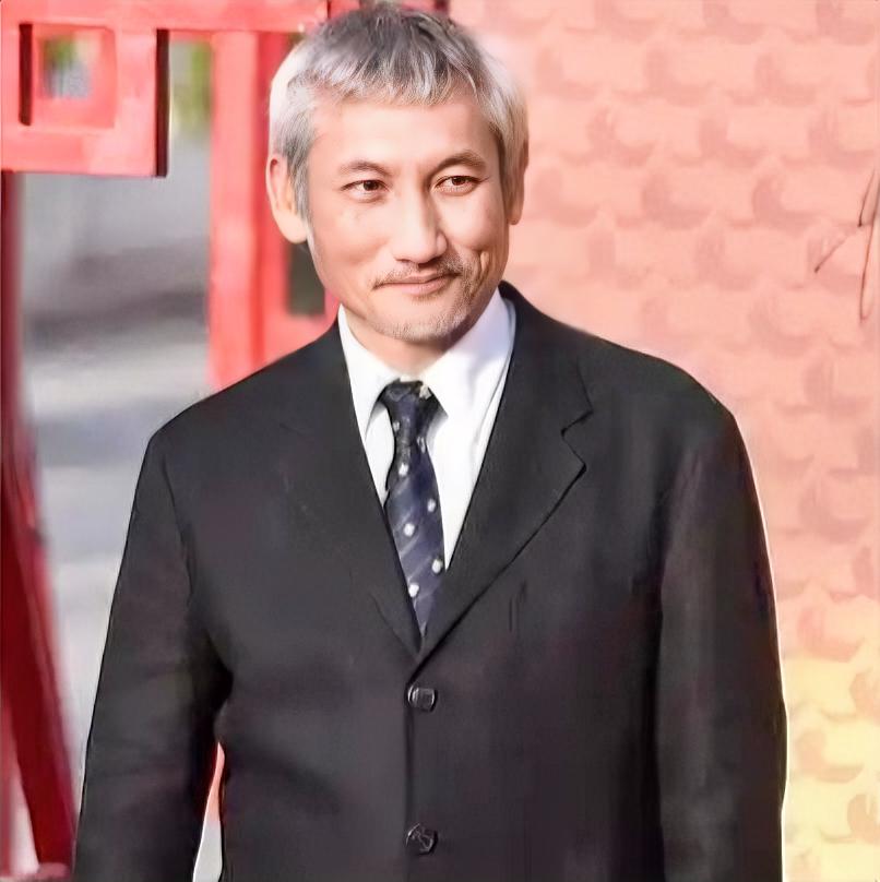 徐克共有两段正式婚姻。
徐克，1950年生于越南西贡，祖籍广东海丰，华语知名导演