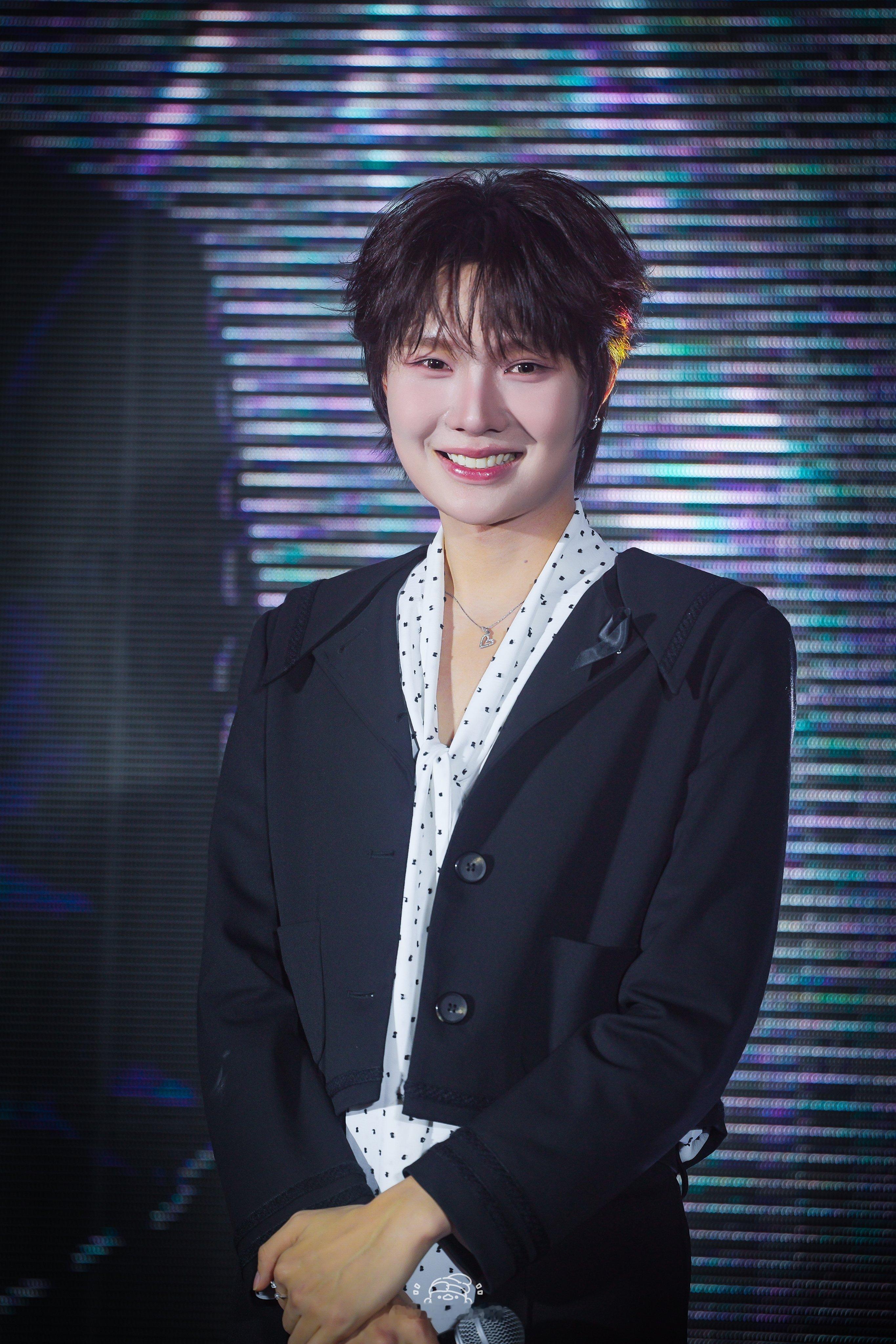 他整个人白得在发光 好耀眼✨©️maevoa/bubblycherry_/ANN