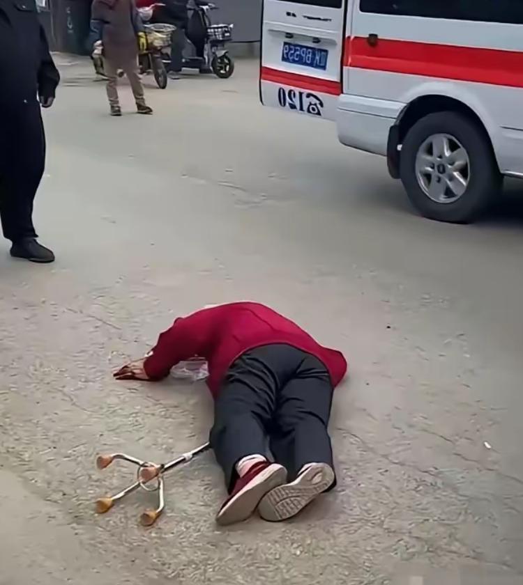 “这就是碰瓷！”杭州，62岁大妈自己摔倒，躺在路边25分钟，没有一个人敢上去！好
